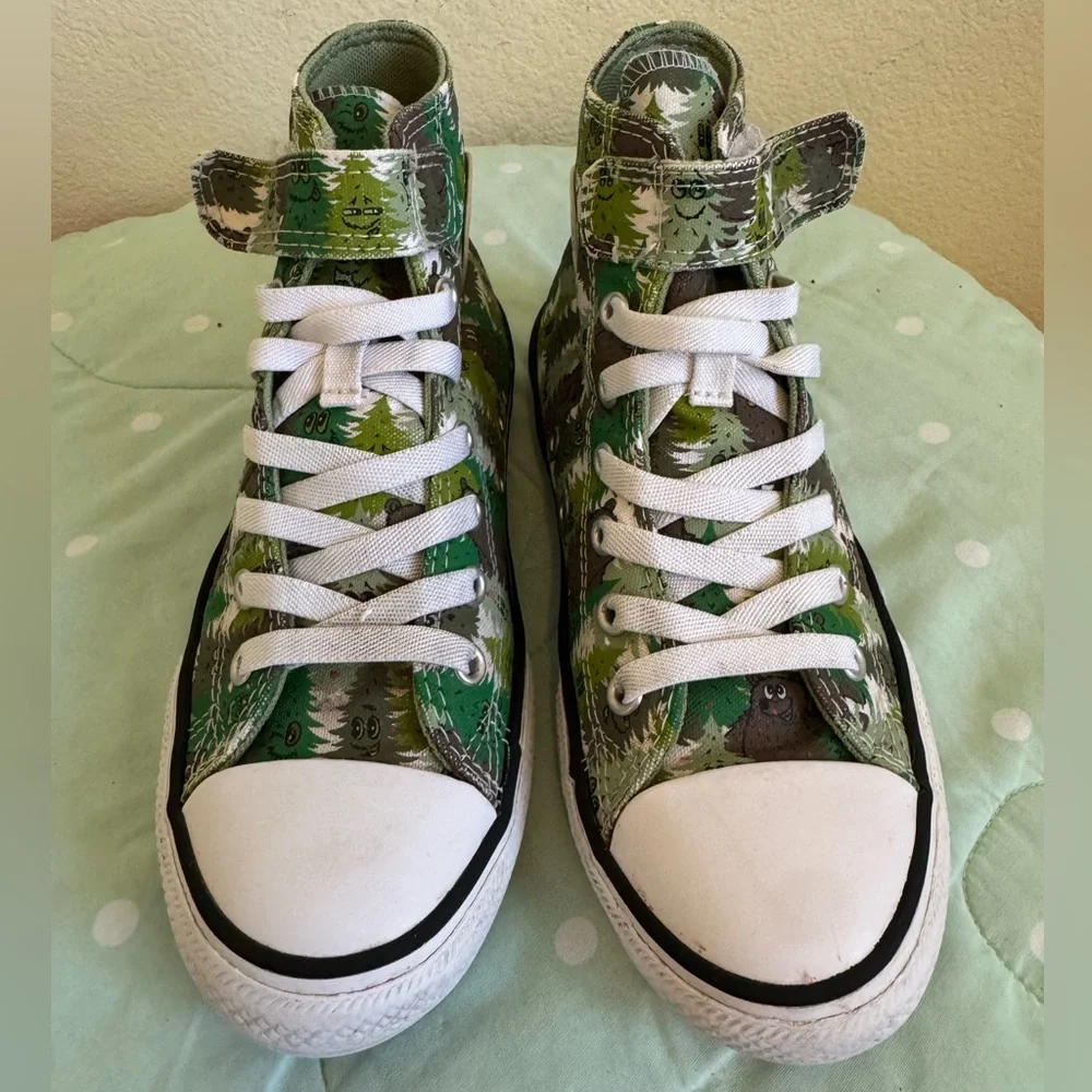 Converse Brown Bear and Trees Pattern Sneakers Kids size 3